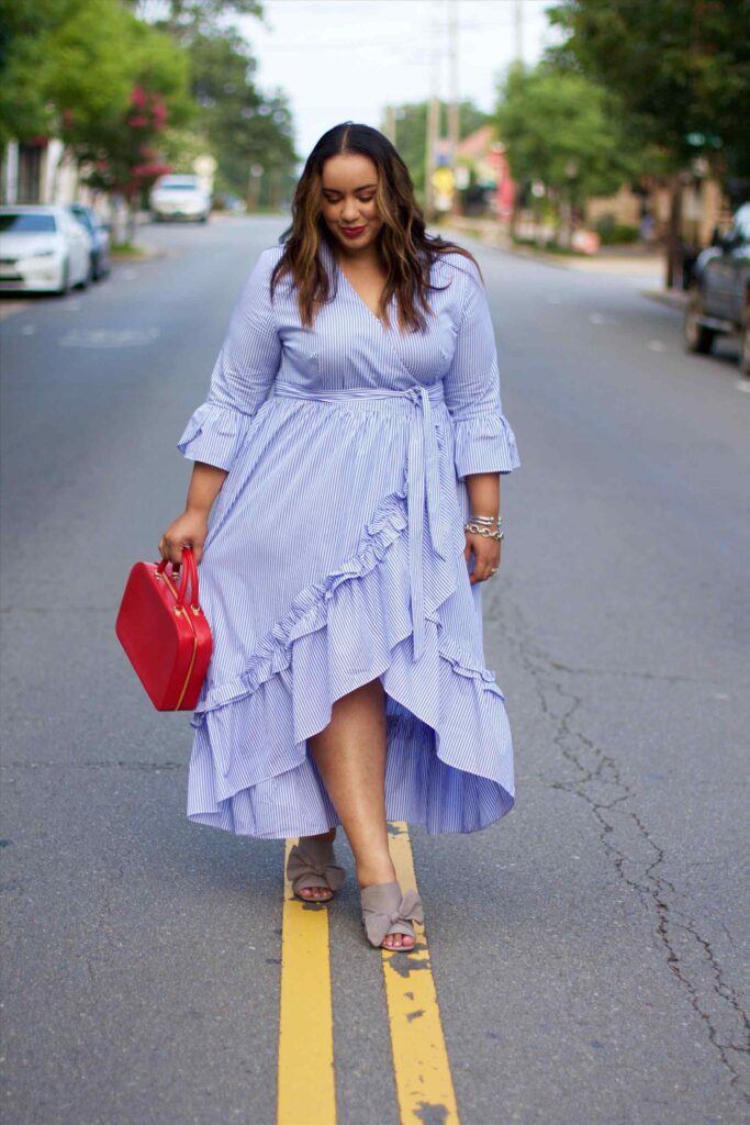 Look inspiração com o vestido envelope plus size.