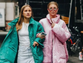 Duas mulheres usando o casaco de nylon