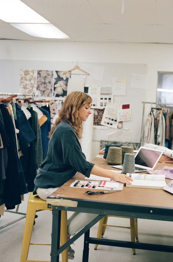Estilista em seu ateliê trabalhando em coleção de moda sustentável