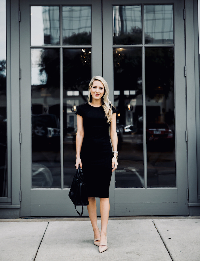 Vestido midi preto justo para o trabalho