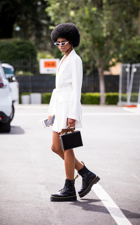 Look com bota de cadarço feminina