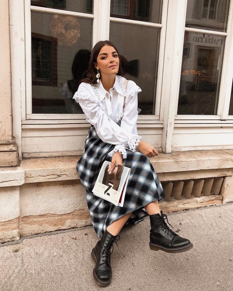 Look bota de cadarço feminina com saia e camisa romântica