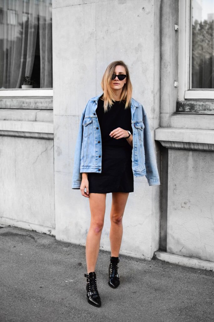 Bota de cadarço feminina com vestido e jaqueta jeans