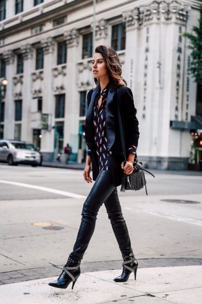 Look inspiração com bota de salto fino.