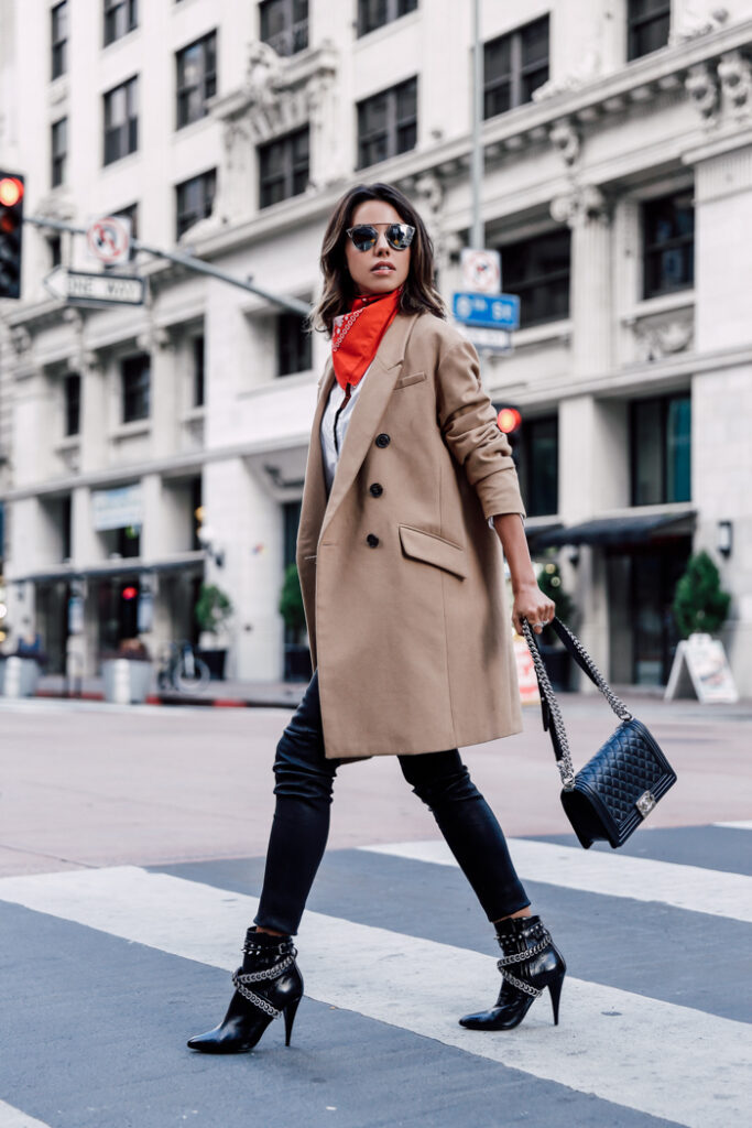 Look inspiração com bota de salto fino.