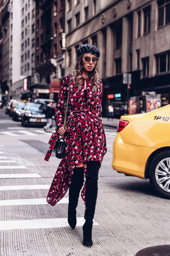 Look inspiração com bota de salto fino.