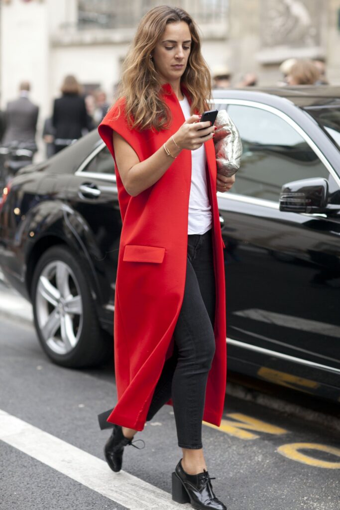 Look básico com colete vermelho