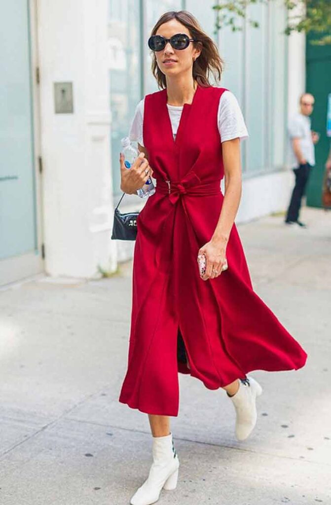 Look fashionista com colete vermelho
