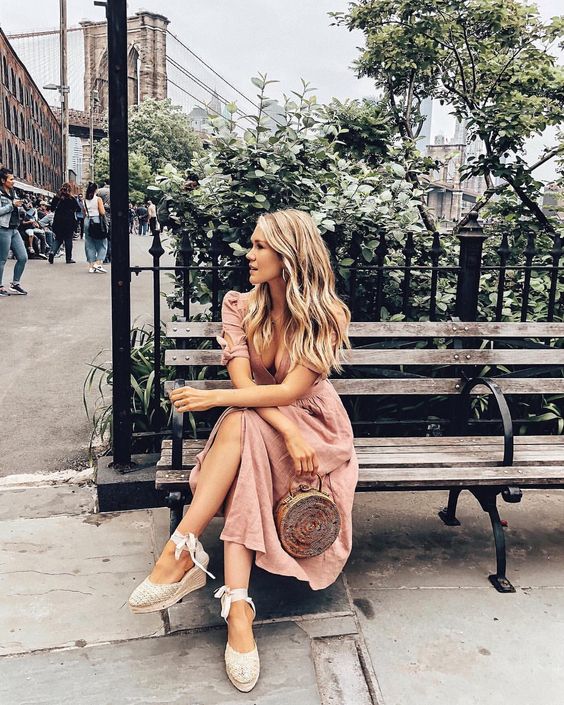 Look inspiração com anabela salto baixo