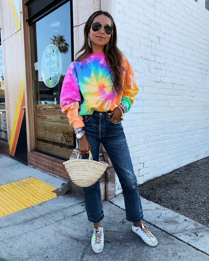 Look inspiração com o moletom tie dye.