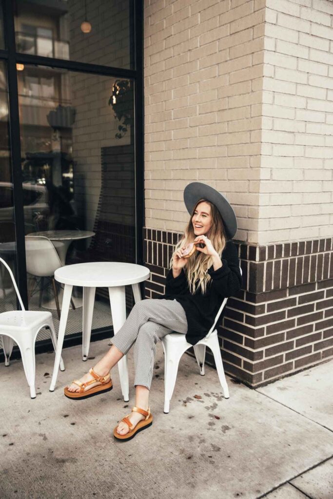 Look inspiração com a sandália esportiva.