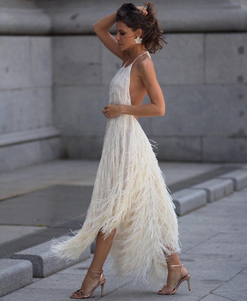 Look inspiração com o vestido de festa com plumas.