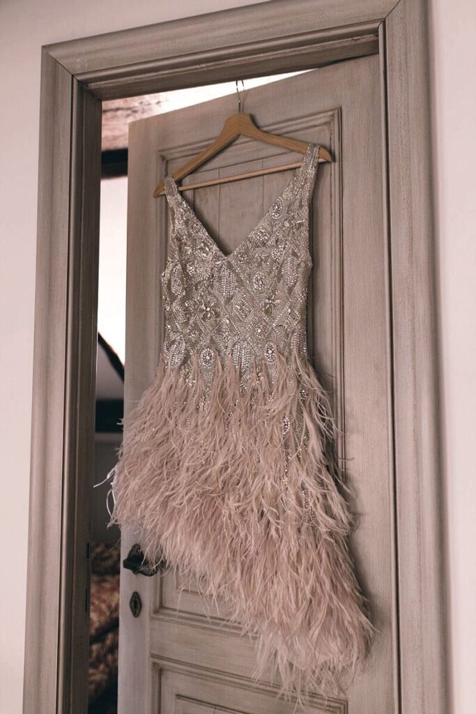 Look inspiração com o vestido de festa com plumas.