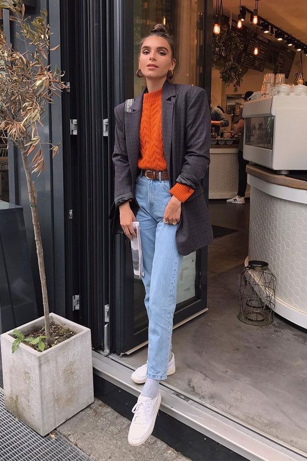 Look inspiração com a calça jeans azul claro feminina.