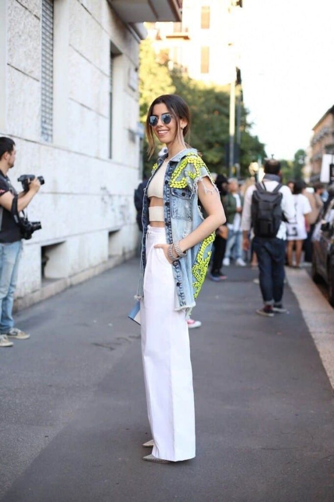 Look inspiração com o colete jeans longo feminino.