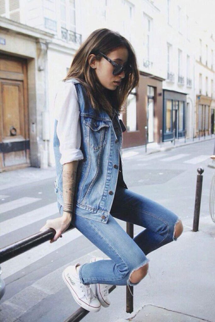 Look inspiração com o colete jeans longo feminino.