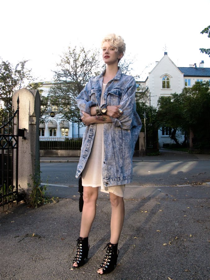 Look inspiração com a jaqueta jeans lavagem ácida.