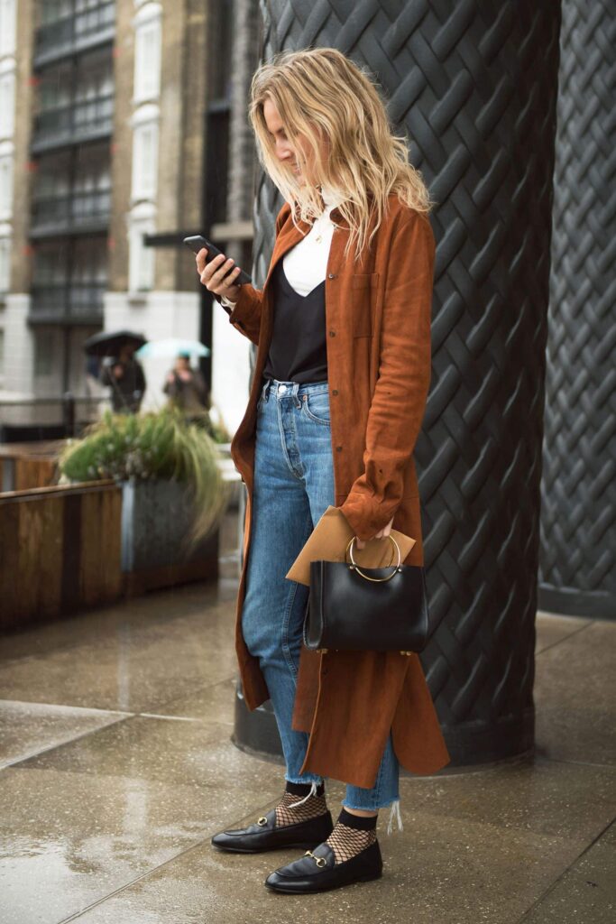 Look inspiração com meia soquete arrastão.