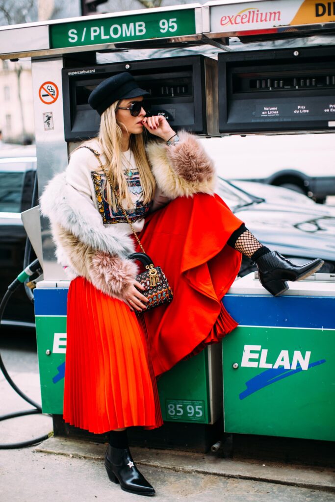 Look inspiração com meia soquete arrastão.