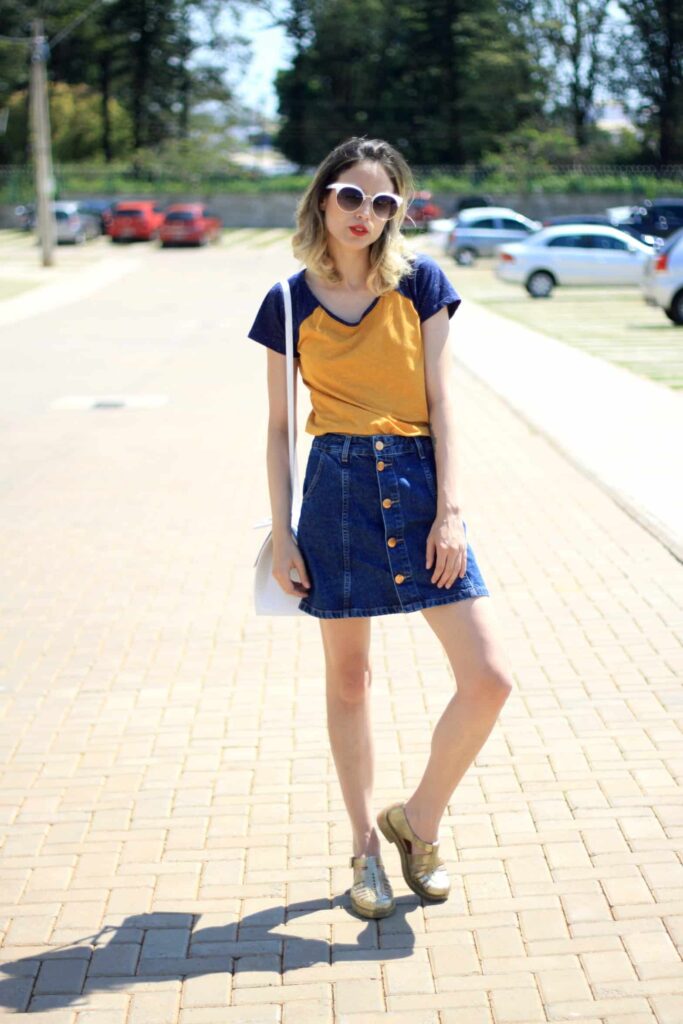 Look inspiração com a sapatilha de plástico.