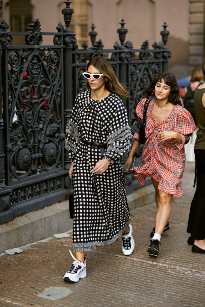 Look inspiração com tênis branco com preto.