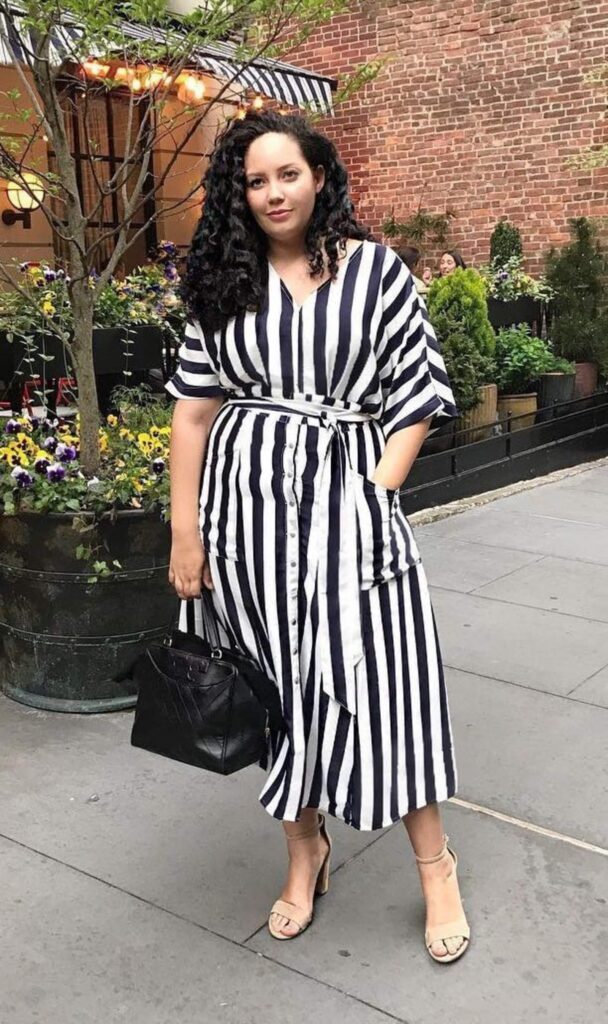 Look inspiração com o vestido envelope plus size.