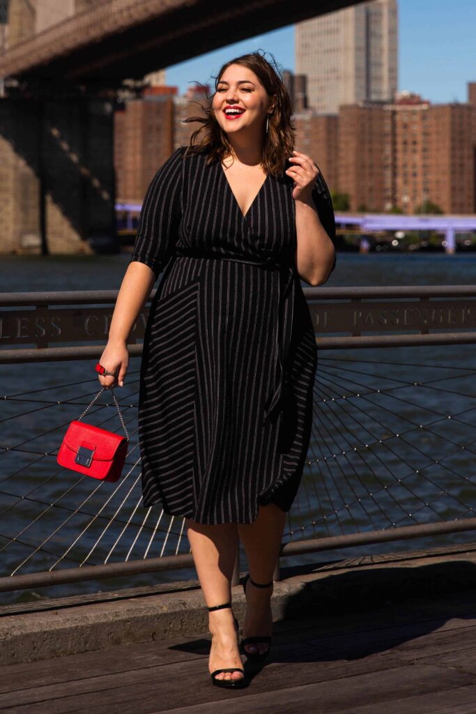 Look inspiração com o vestido envelope plus size.