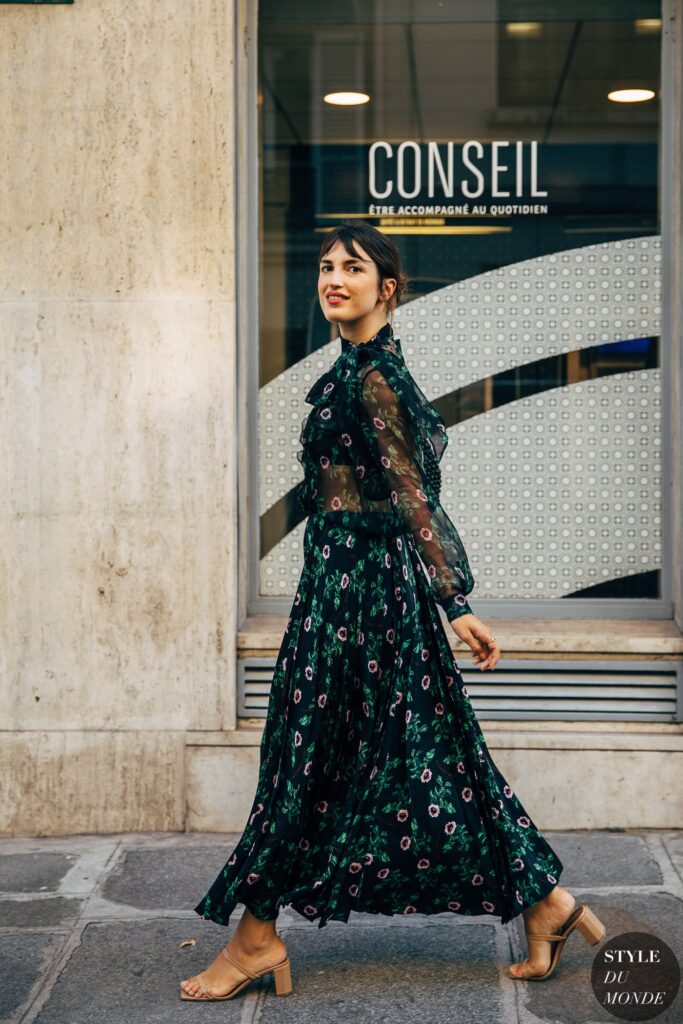 Look inspiração com vestido estampa floral.