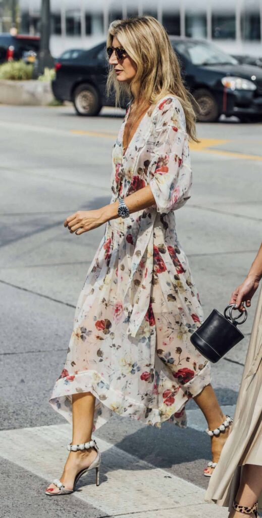 Look inspiração com vestido estampa floral.