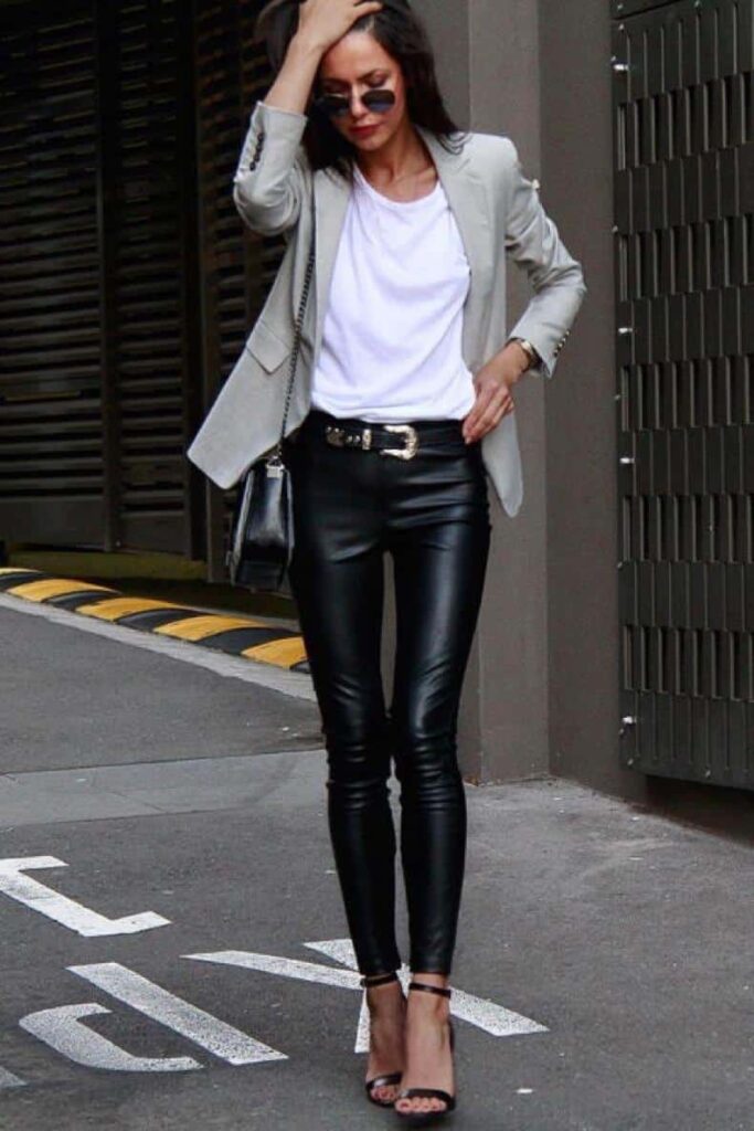 Look inspiração com a calça resinada.