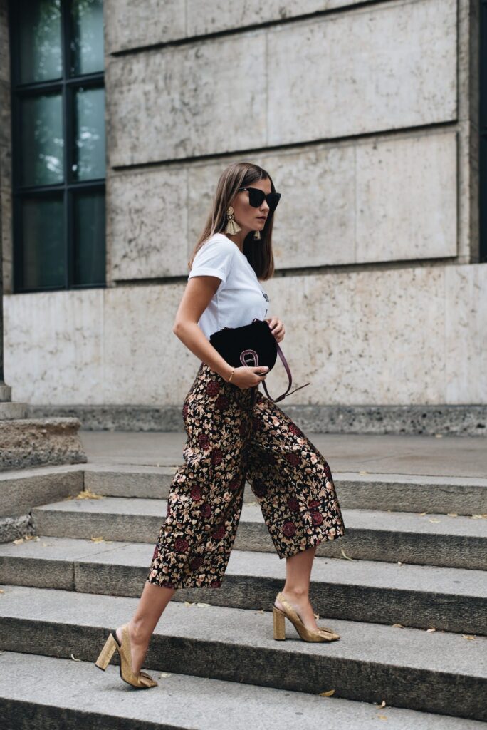 Look inspiração com o conjunto pantacourt com cropped estampado.